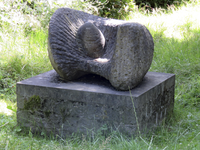 907547 Afbeelding van het natuurstenen beeldhouwwerk 'Bescherming' van Jan Timmer (1935), in 1991 geplaatst in Park Oog ...